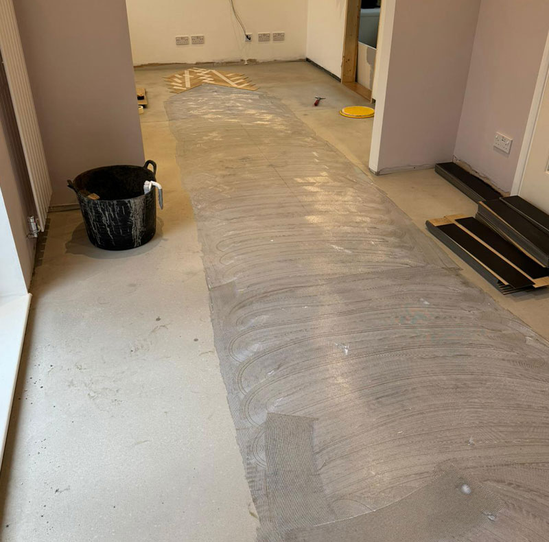 Image flooring fitting a LVT herringbone